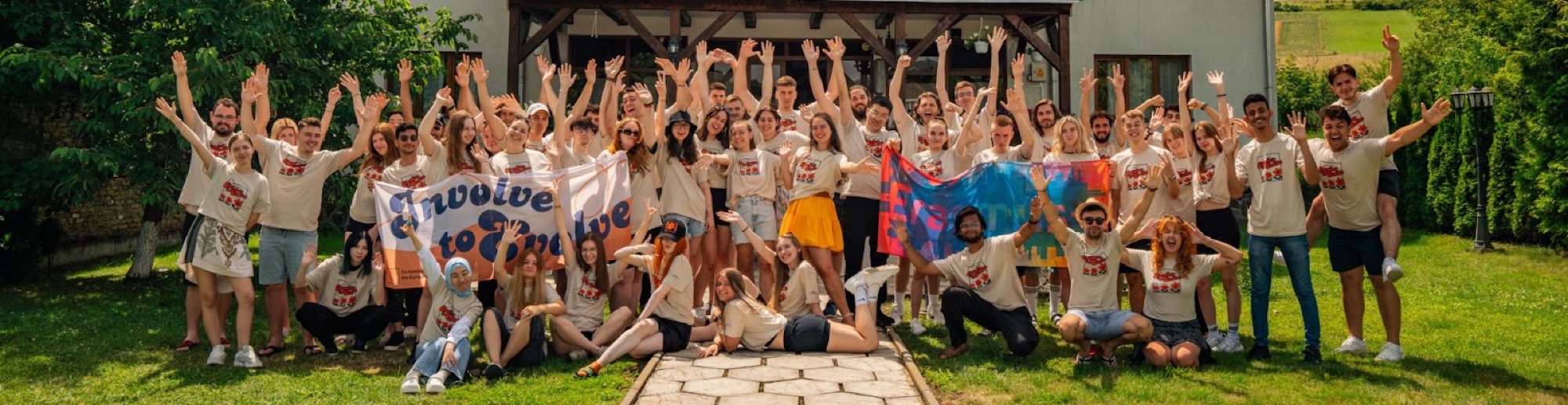 Fotografie de grup cu toți participanții Involve to Evolve